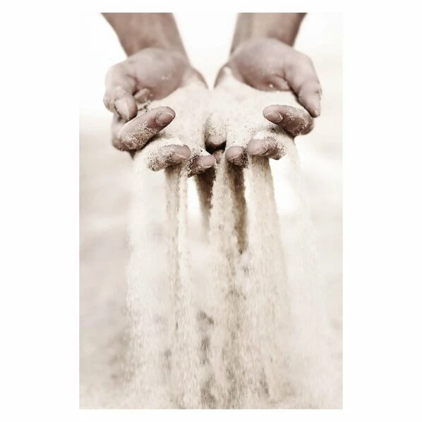 Gerahmtes Bild HANDS IN SAND - 50x70 Cm